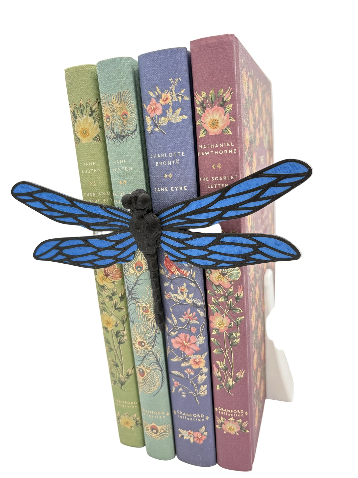 Accesoriu Decorativ Fantasy - Libelula care îmbrățișează cărțile