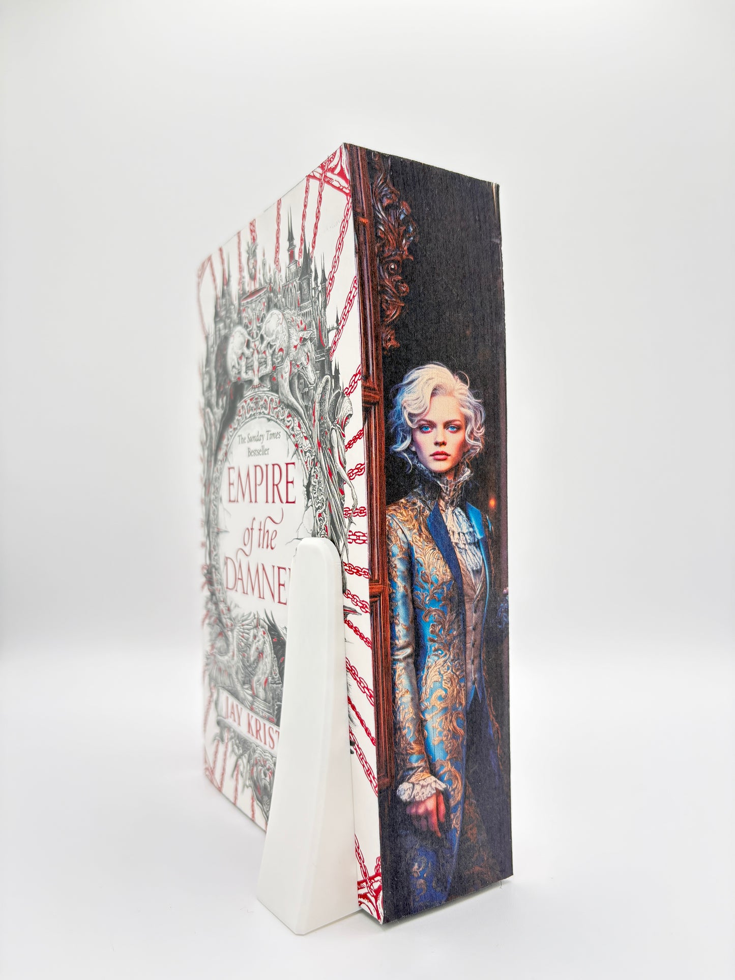 Empire of the Damned - printed edges - imagine cu Dior Lachance din seria Empire of the Damned