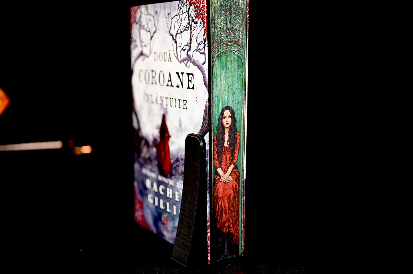 Două coroane înlănțuite - printed edges - elspeth imbracata in rosu