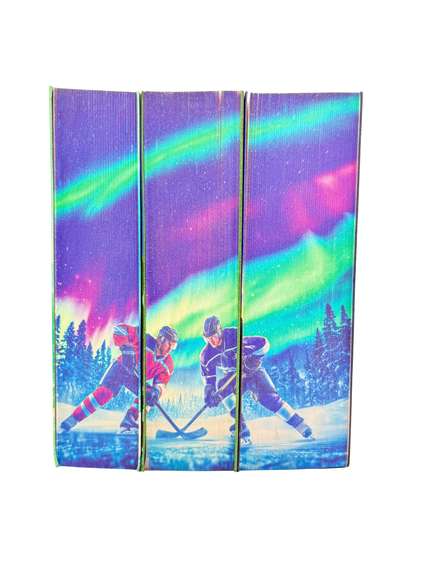 Trilogia Scandalul cu printed edges - doi jucatori de hockey pe un lac inghetat, sub cerul colorat de aurora boreala
