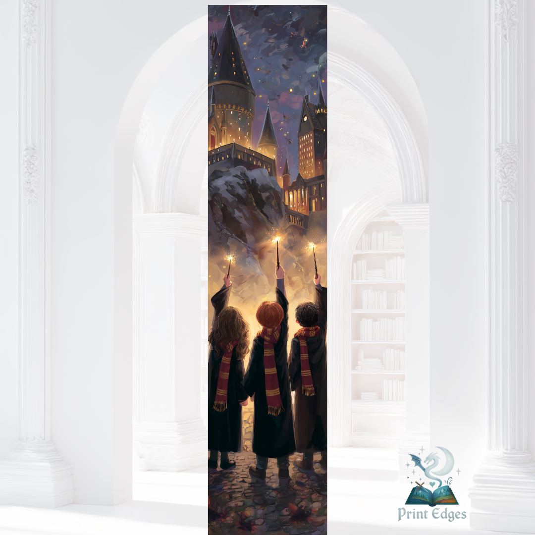 Design printed edges - Harry Potter și piatra filosofală Ilustrație nocturnă cu Hogwarts luminat și trei elevi cu baghetele ridicate, scântei aurii în aer, atmosferă de început magic.