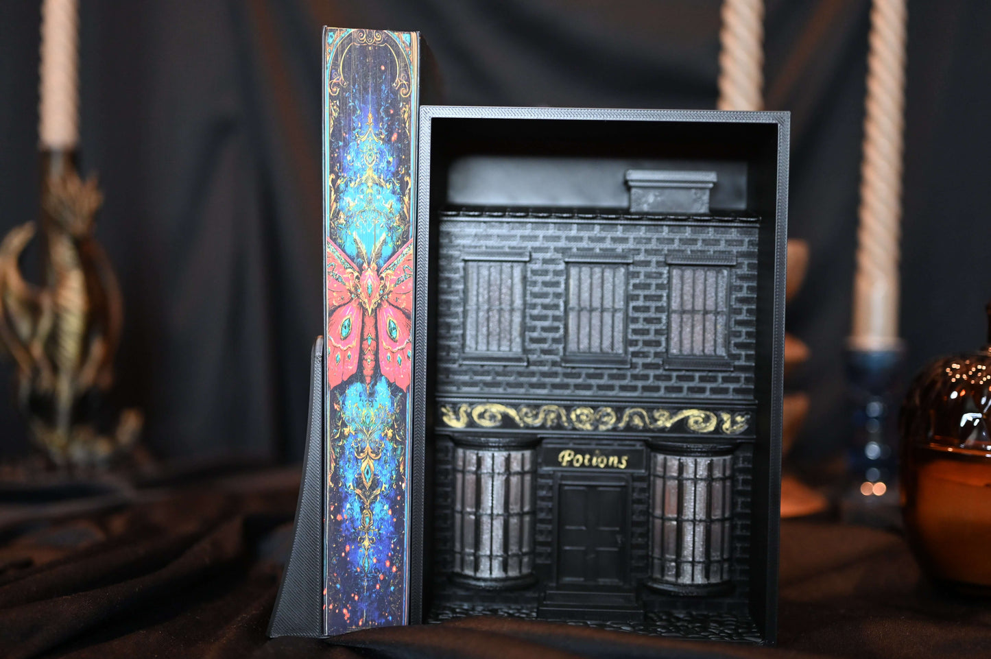 Design fantasy cu o molie roșie decorativă, cu detalii aurii și smaralde, pe un fundal verde-turcoaz ornamentat, înconjurat de o pădure magică luminată de stele.