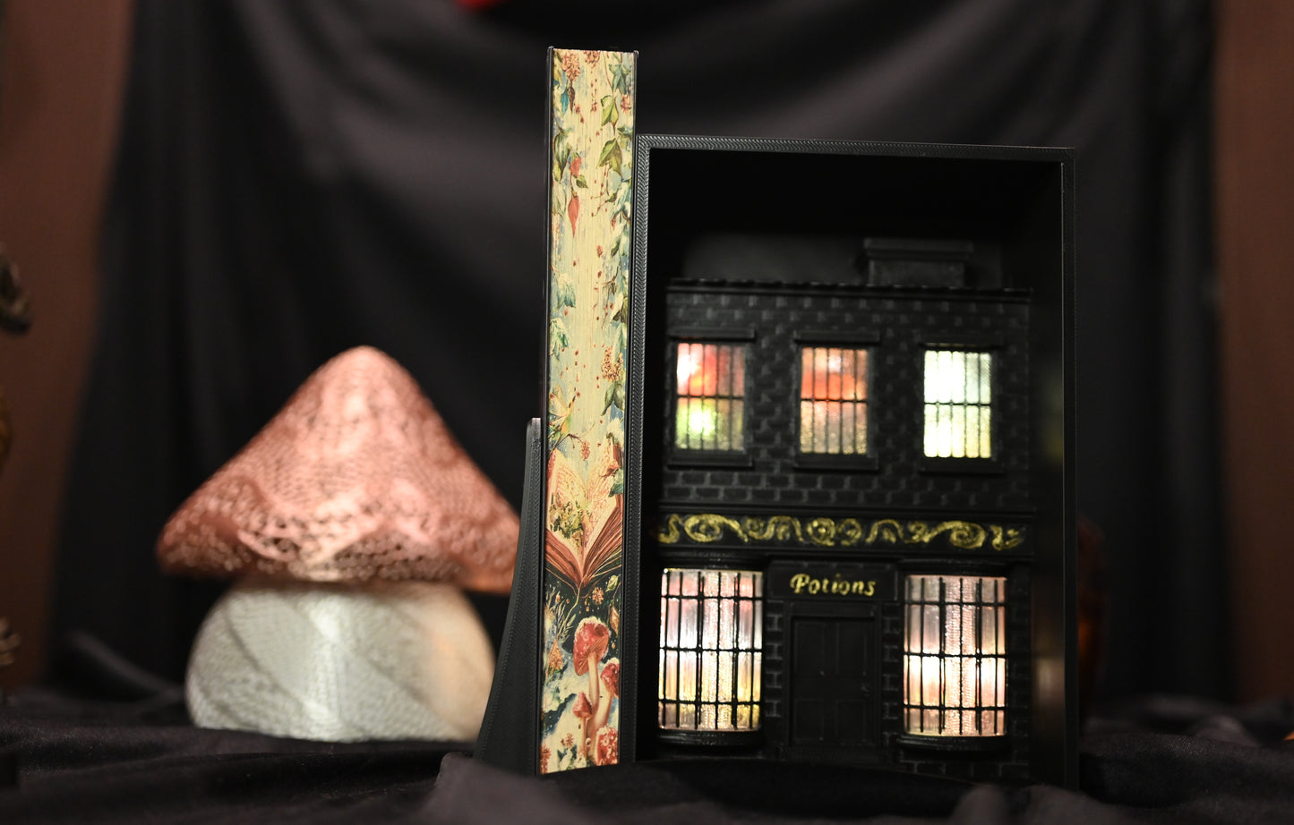 Design printed edges - Enciclopedia spiridușilor de Heather Fawcett, ediție specială cu printed edges. ilustrații fantasy delicate cu ciuperci și flori pe fundal deschis, inspirate din natură.