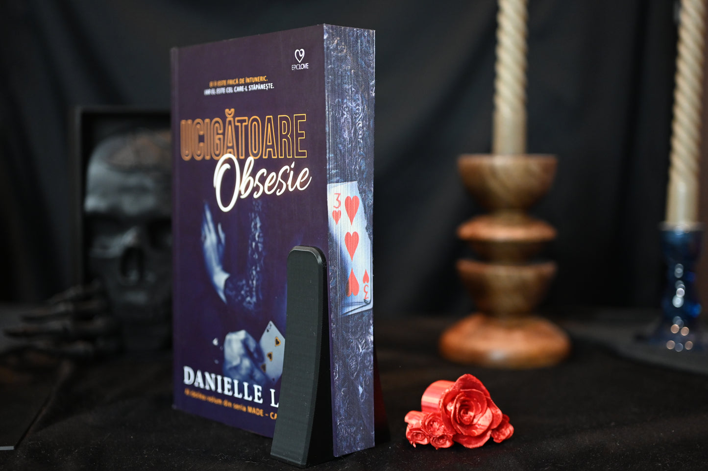 Design printed edges - Ucigătoare obsesie cu printed edges cu carte de joc trei de inimă roșie pe fundal negru texturat, stil dark mafia romance.