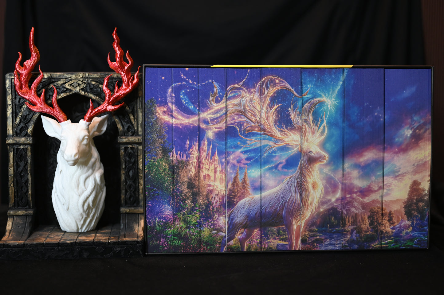 Cerb magic luminescent și un castel fantasy, pictate pe marginea cărților din setul „Throne of Glass”, într-un peisaj de apus plin de culoare și mister.