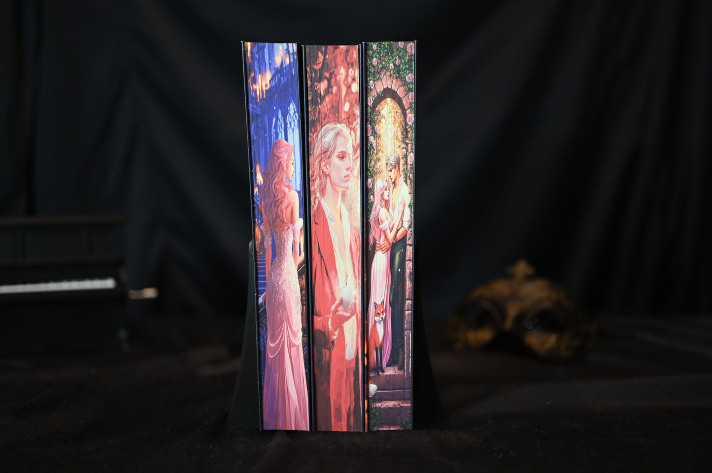 Setul complet al seriei A fost odată o inimă frântă prezentat cu printed edges continue: scenă fantasy cu personaj feminin, personaj masculin și un cuplu în grădină.