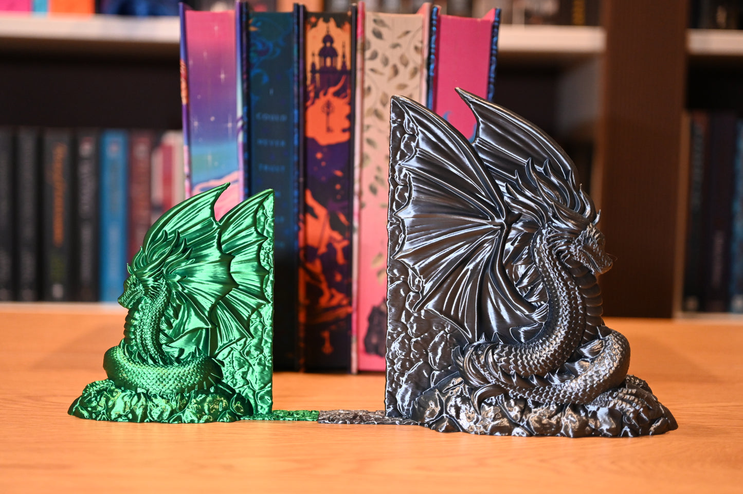 dragoni suport de carte in culori stralucitoare