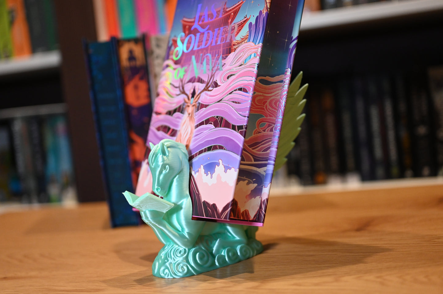 book holder pegasus culoarea mentei expunand o carte cu printed edges