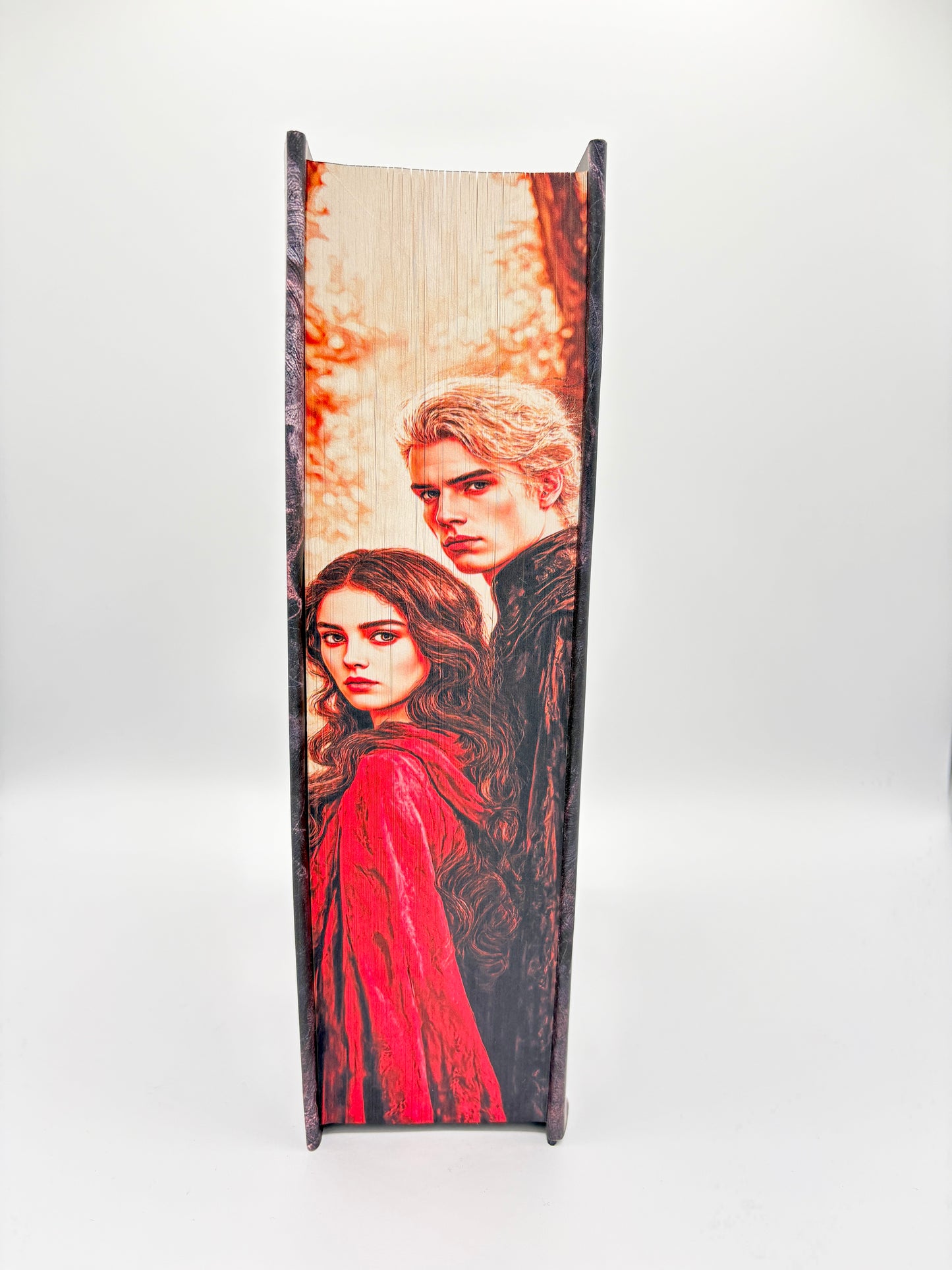 Alchemised cu printed edges - cuplu format dintr-un baiat cu parul blond, aproape cenusiu si o fata satena cu o pelerina rosie