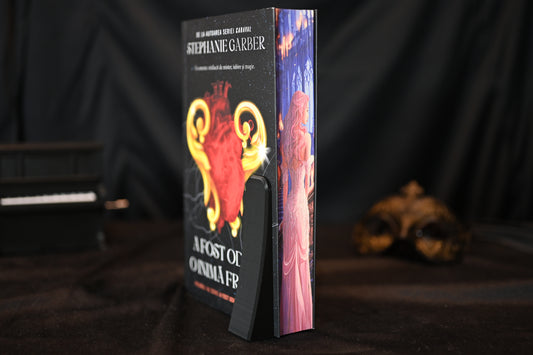 A fost odată o inimă frântă cu printed edges , ilustrație cu o tânără în rochie roz într-o sală luminată feeric, în stil romantic-fantasy.