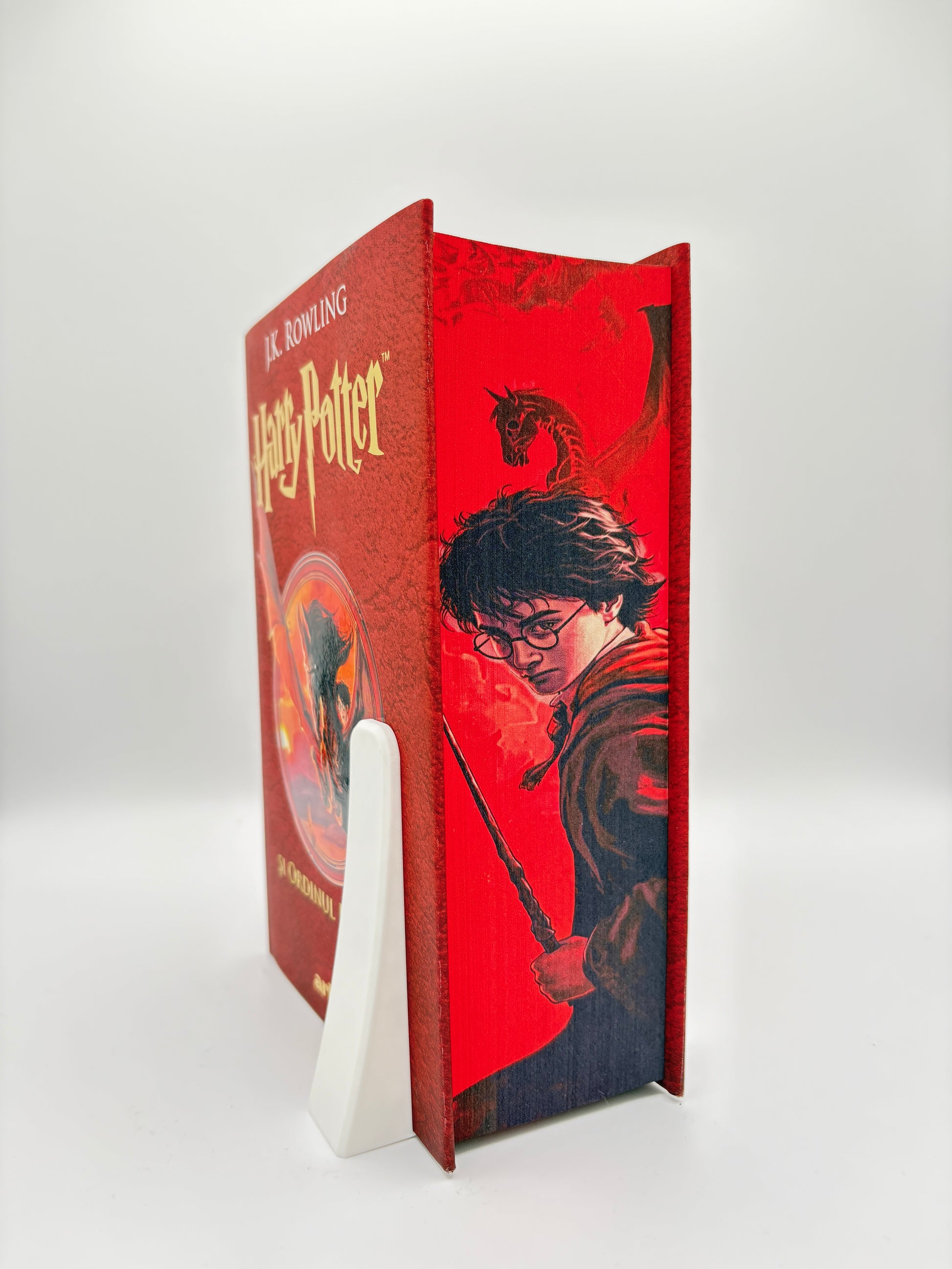 Harry Potter și Ordinul Phoenix - printed edges (vol. 5) - Harry Potter pe fundal rosu