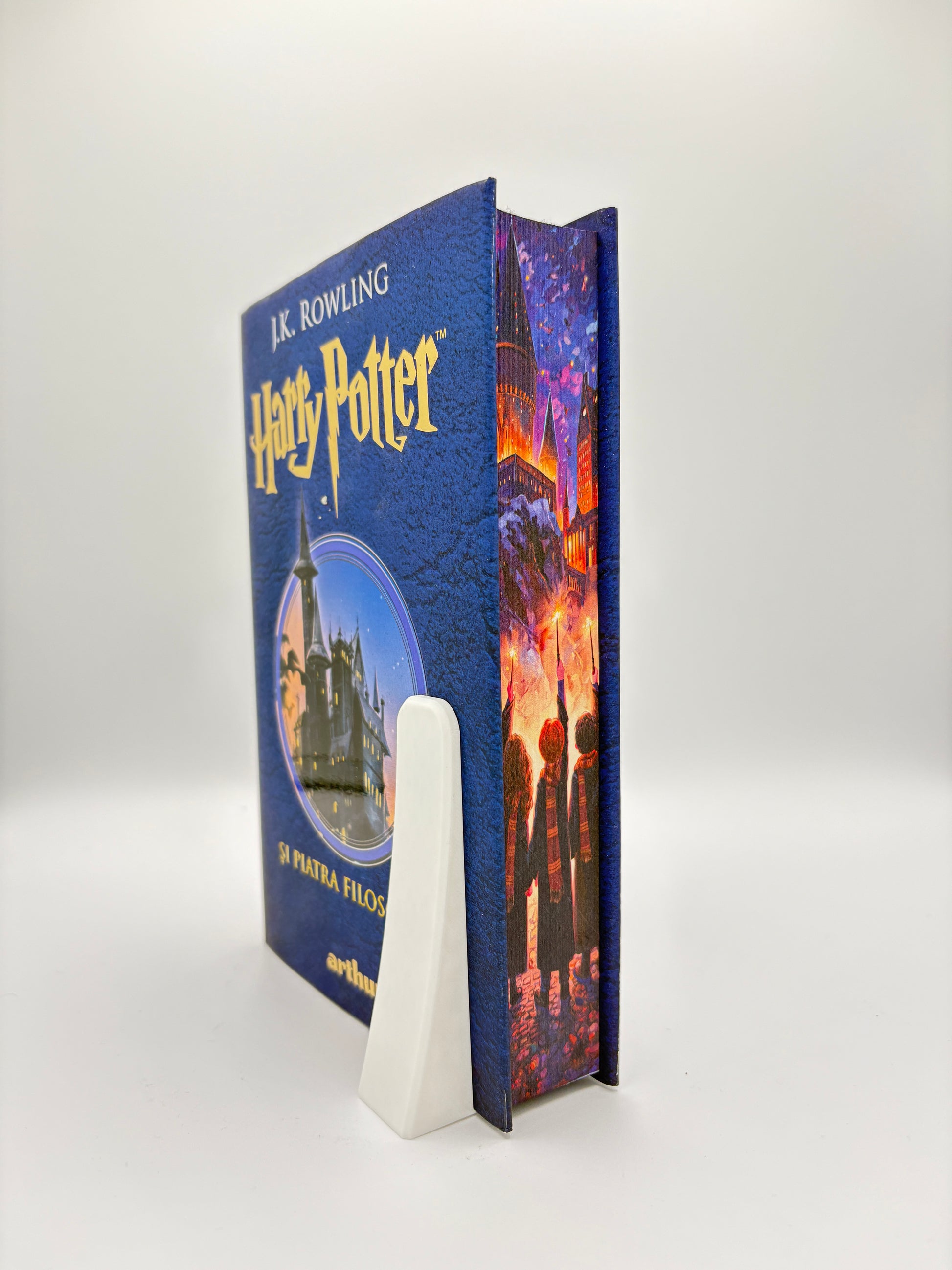 Harry Potter și piatra filosofală - printed edges - 3 copii cu robe de vrajitori si baghete in maini 
