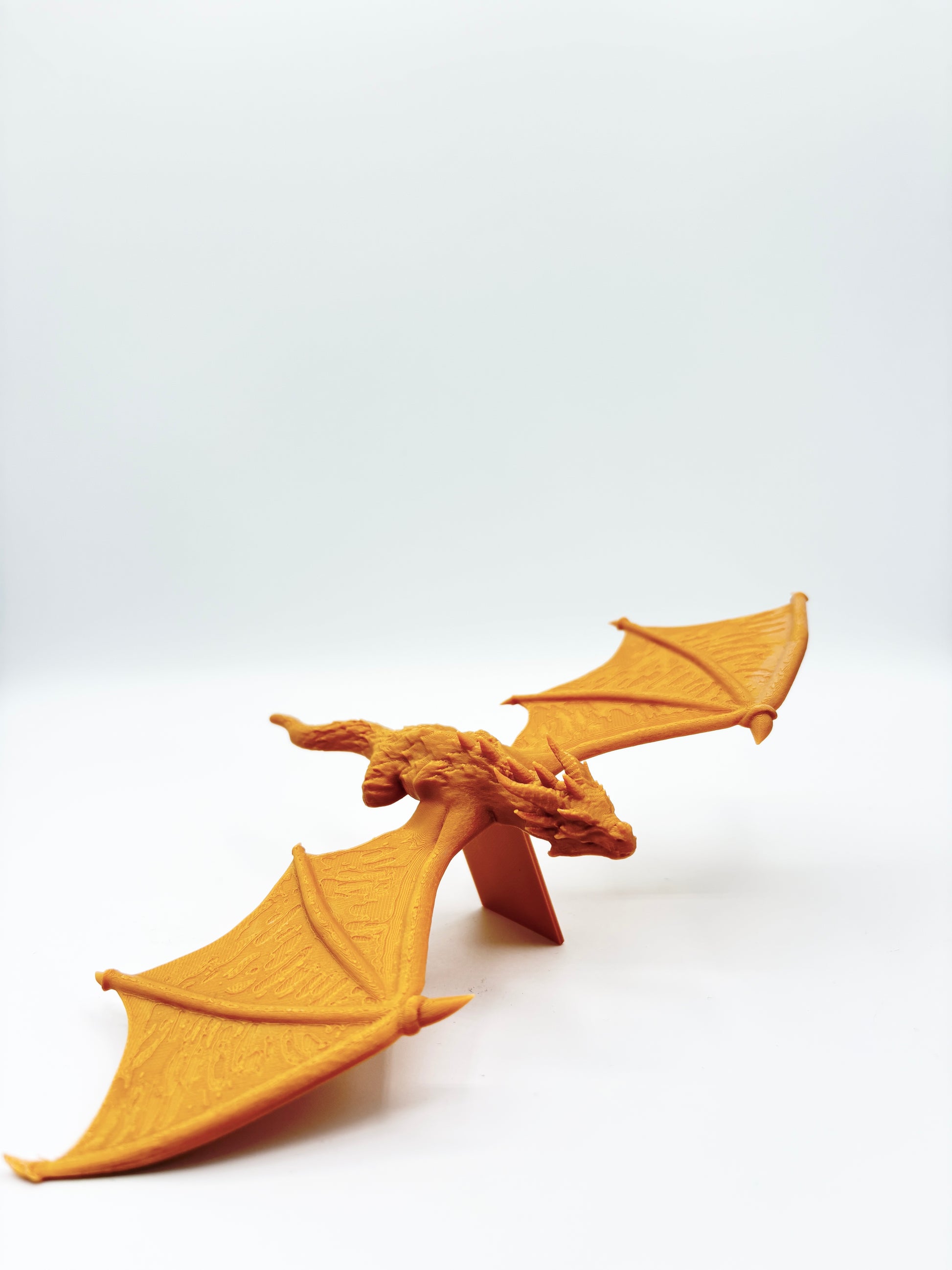 Accesoriu Decorativ Fantasy - dragon auriu care se aseaza intre carti, parand ca le imbratiseaza