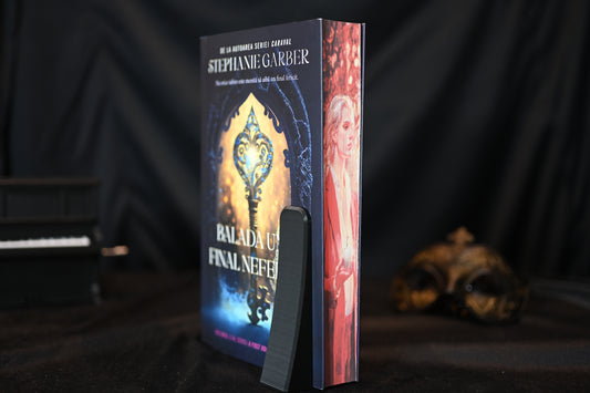 Balada unui final nefericit cu printed edges, cu portretul unui tânăr blond ținând un măr, pe fundal cu frunziș auriu.