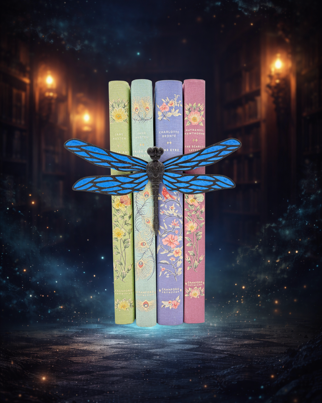 Accesoriu Decorativ Fantasy - Libelula care îmbrățișează cărțile