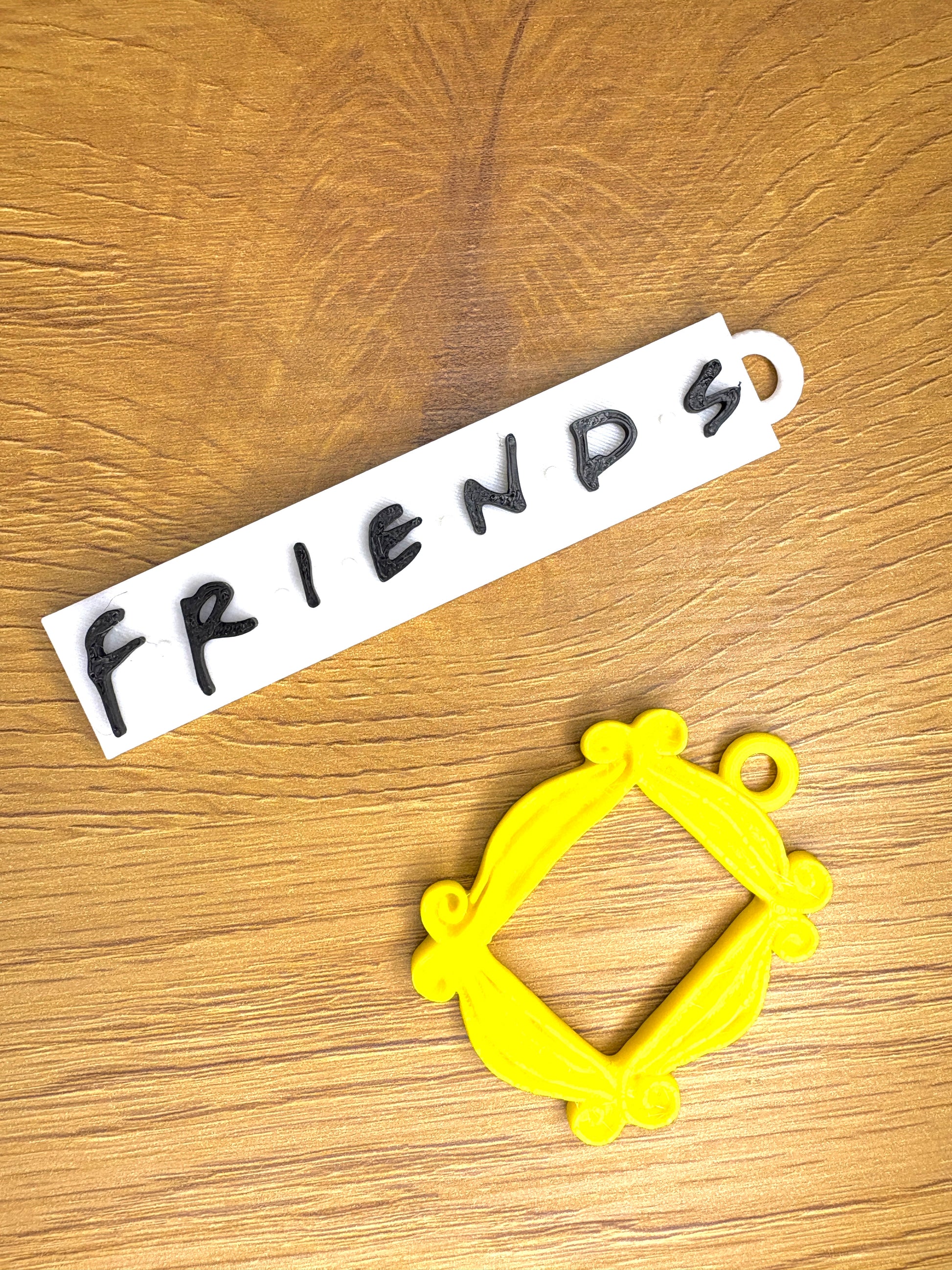 Accesorii 3D inspirate din serialul Friends - breloc si scris 