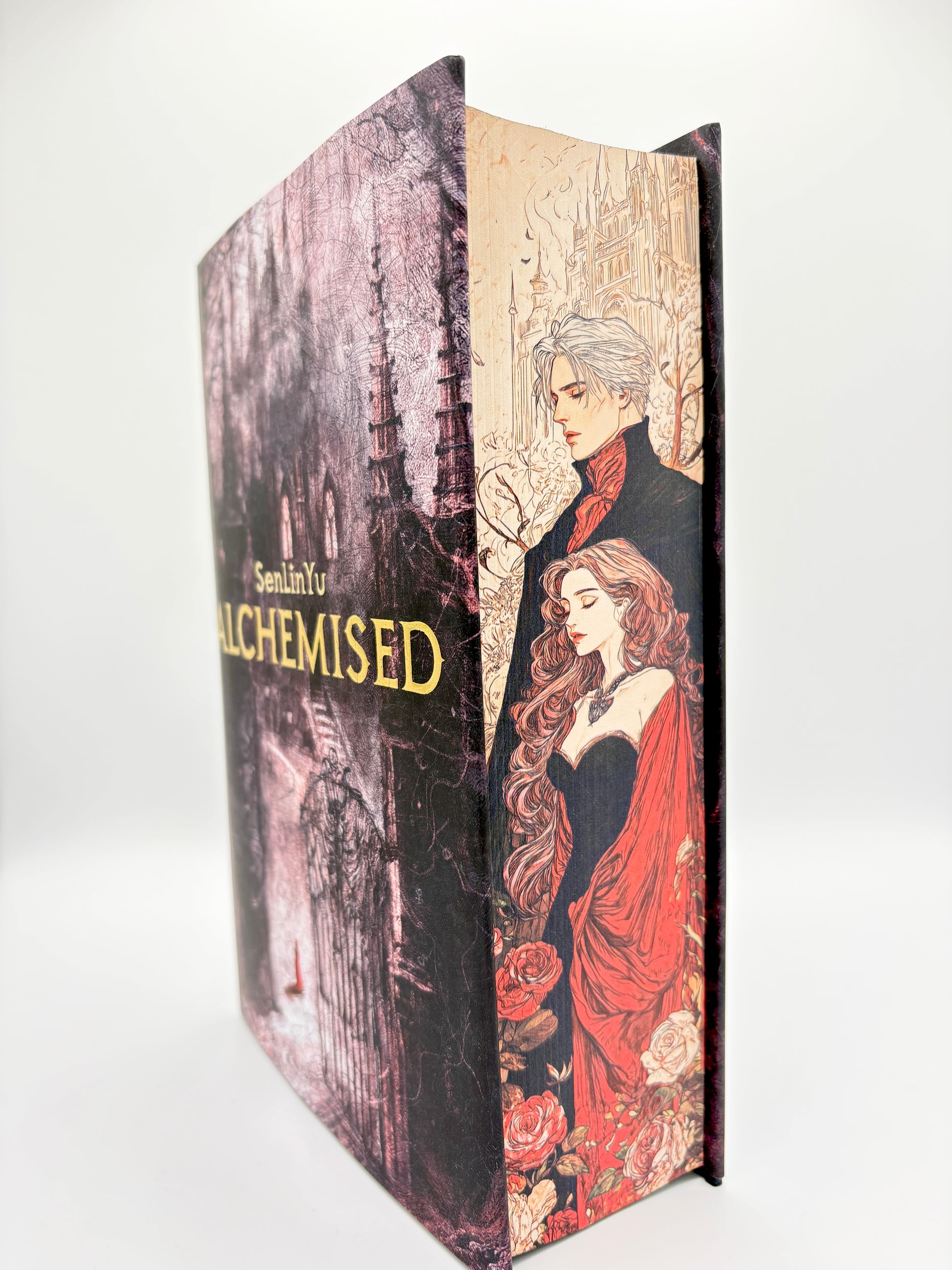 Alchemised cu printed edges - signed by the author - cuplu care sta in fata unui castel, inconjurati de trandafiri