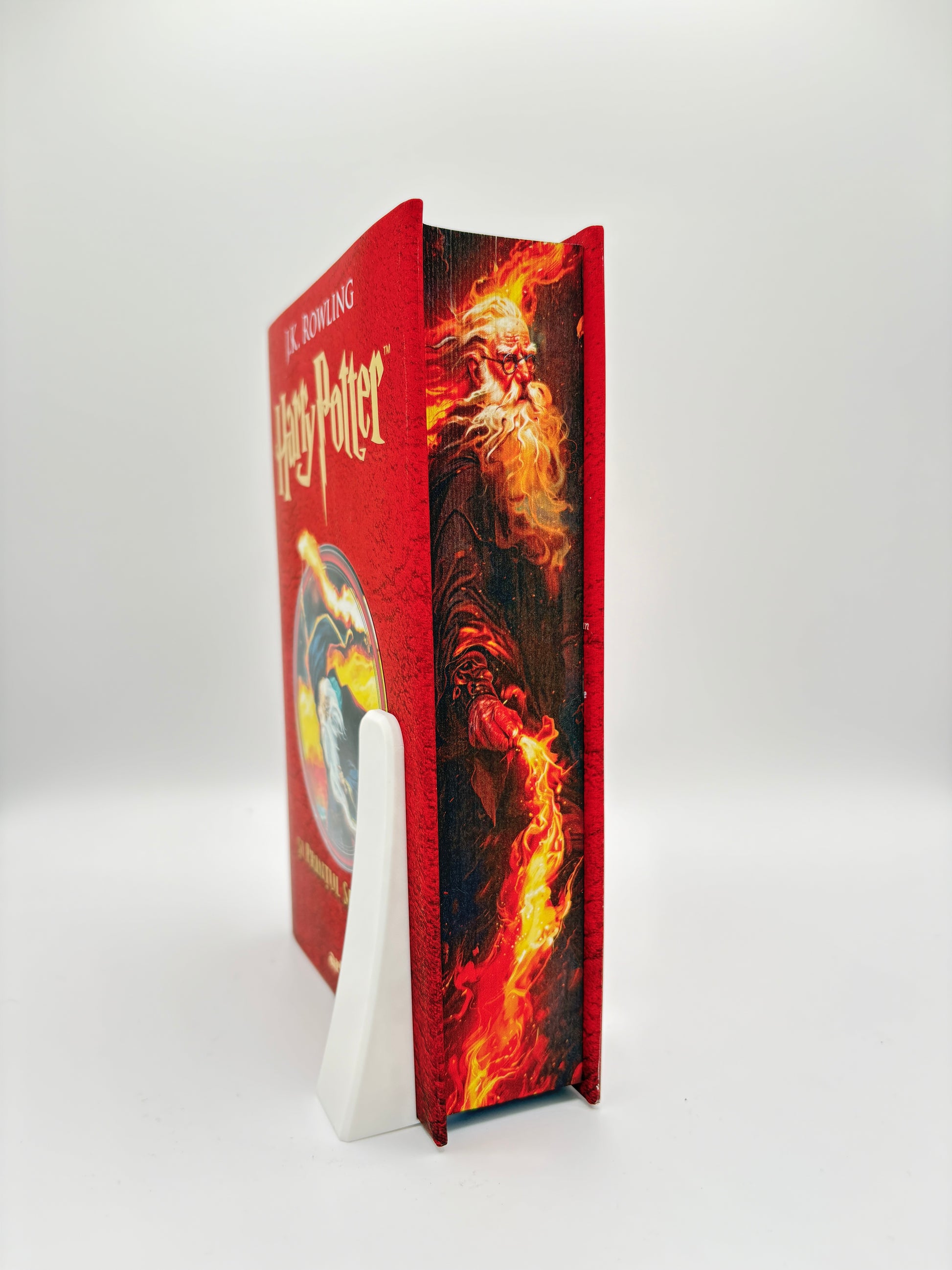 Harry Potter și Prințul Semisânge - printed edges - imaginea unui vrajitor batran care se lupta cu ajutorul flacarilor