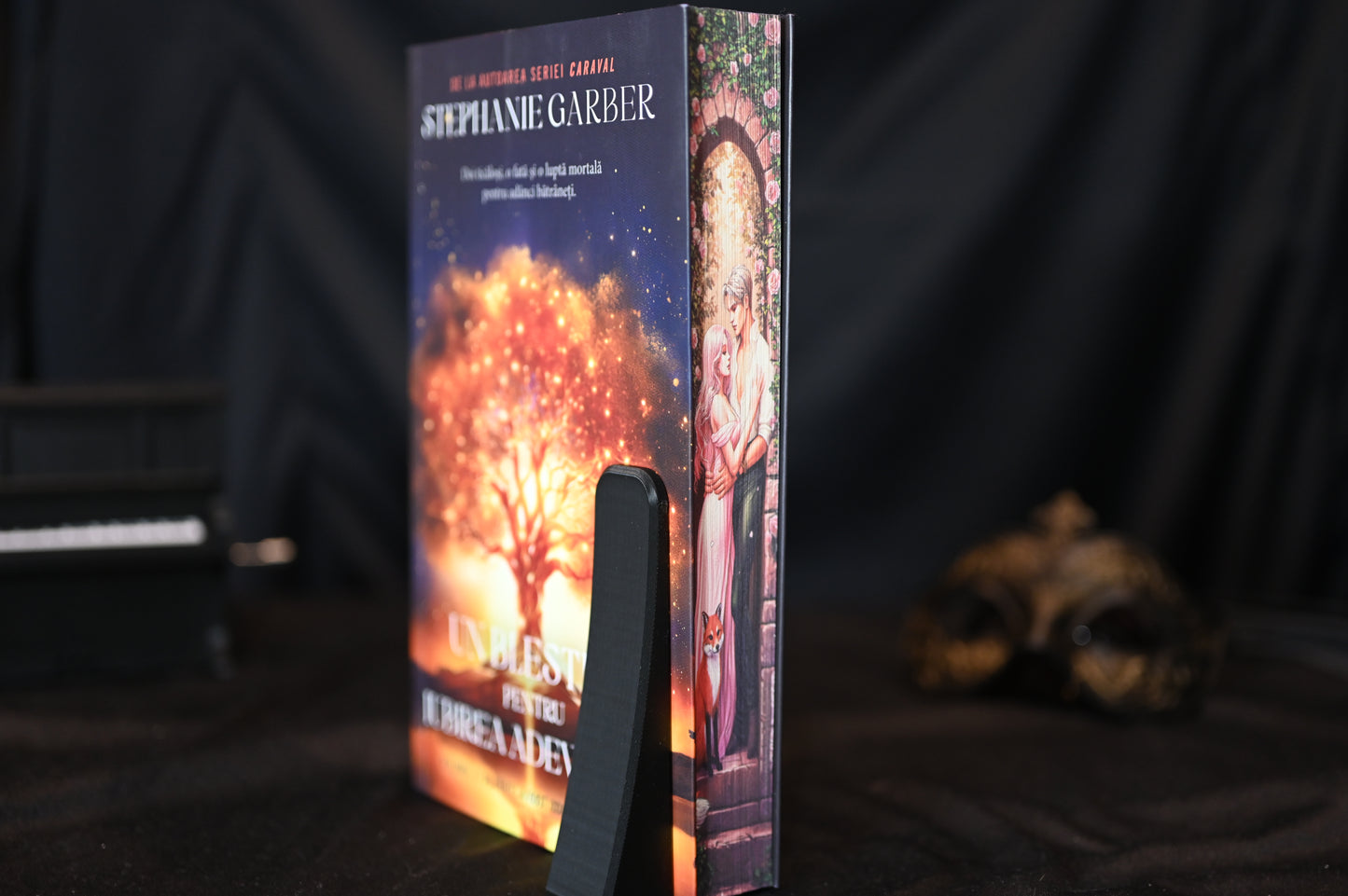 Printed edges cu ilustrație romantică pentru una dintre cărțile seriei A fost odată o inimă frântă, reprezentând un cuplu îmbrățișat într-o grădină cu trandafiri, alături de o vulpe.