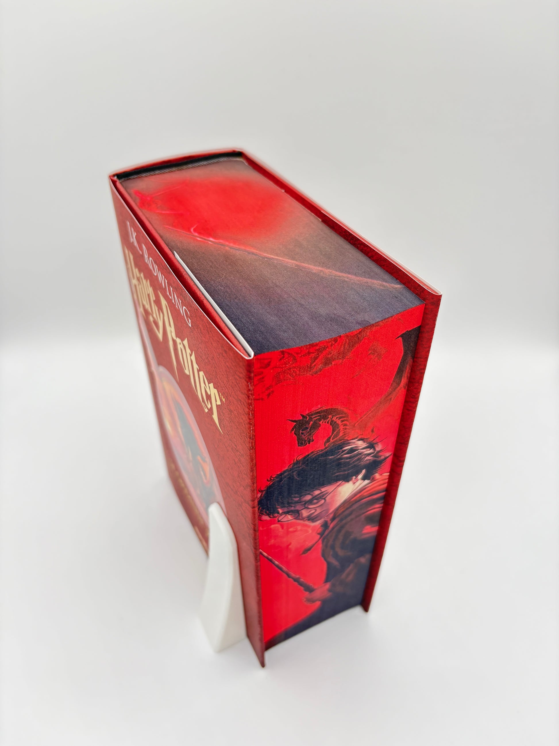 Harry Potter și Ordinul Phoenix - printed edges (vol. 5) - Harry Potter pe fundal rosu