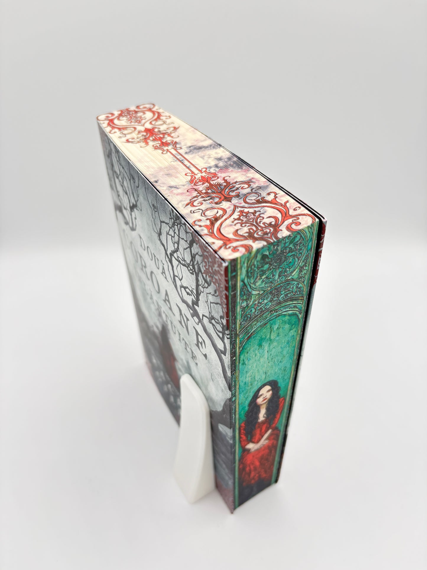 Două coroane înlănțuite - printed edges - elspeth imbracata in rosu 