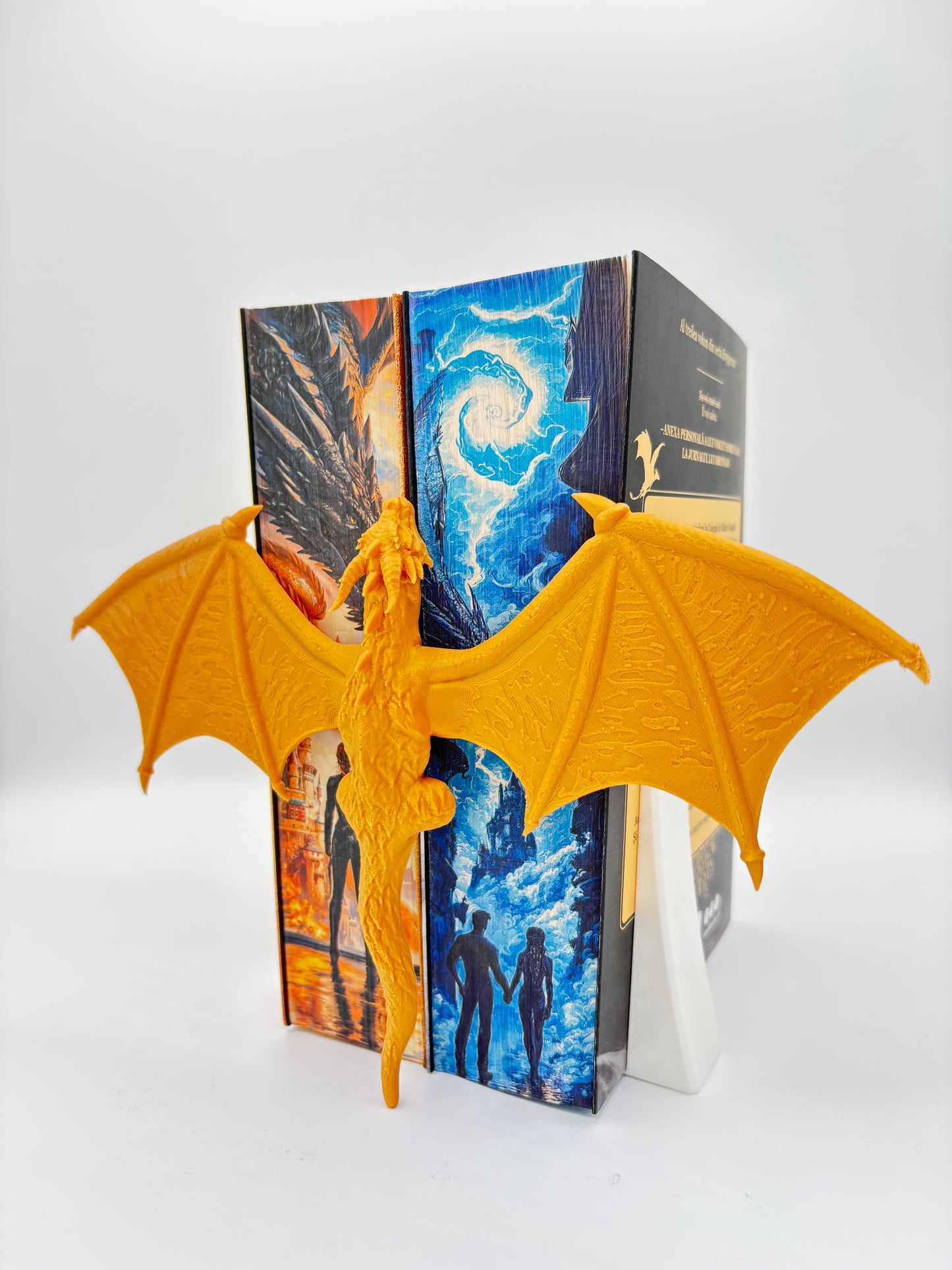 Accesoriu Decorativ Fantasy - dragon auriu care se aseaza intre carti, parand ca le imbratiseaza