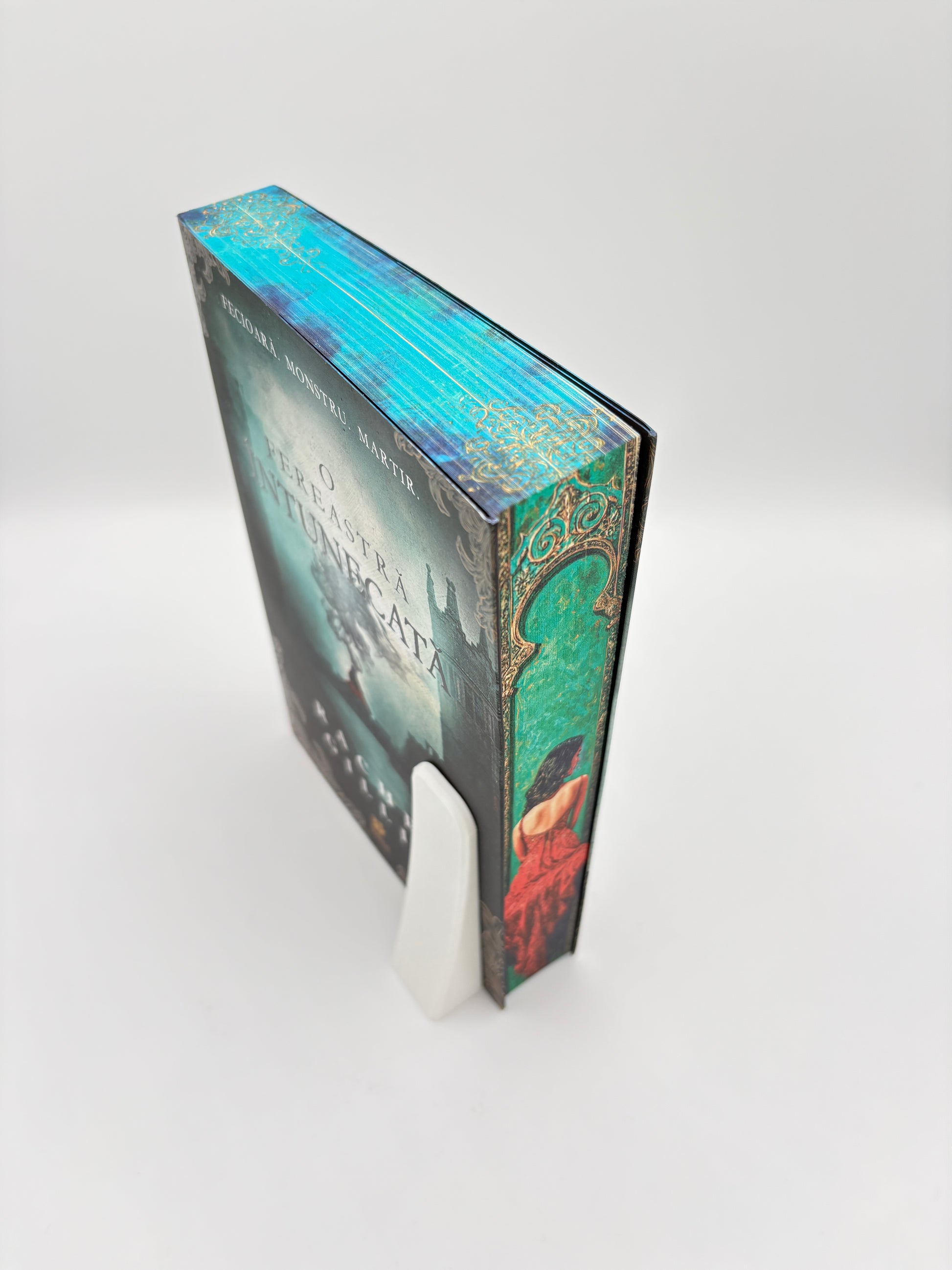 O fereastră întunecată - printed edges