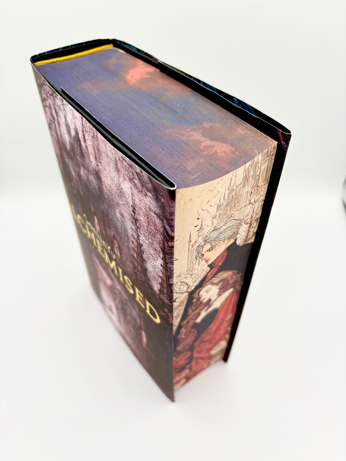 Alchemised cu printed edges - signed by the author - cuplu care sta in fata unui castel, inconjurati de trandafiri