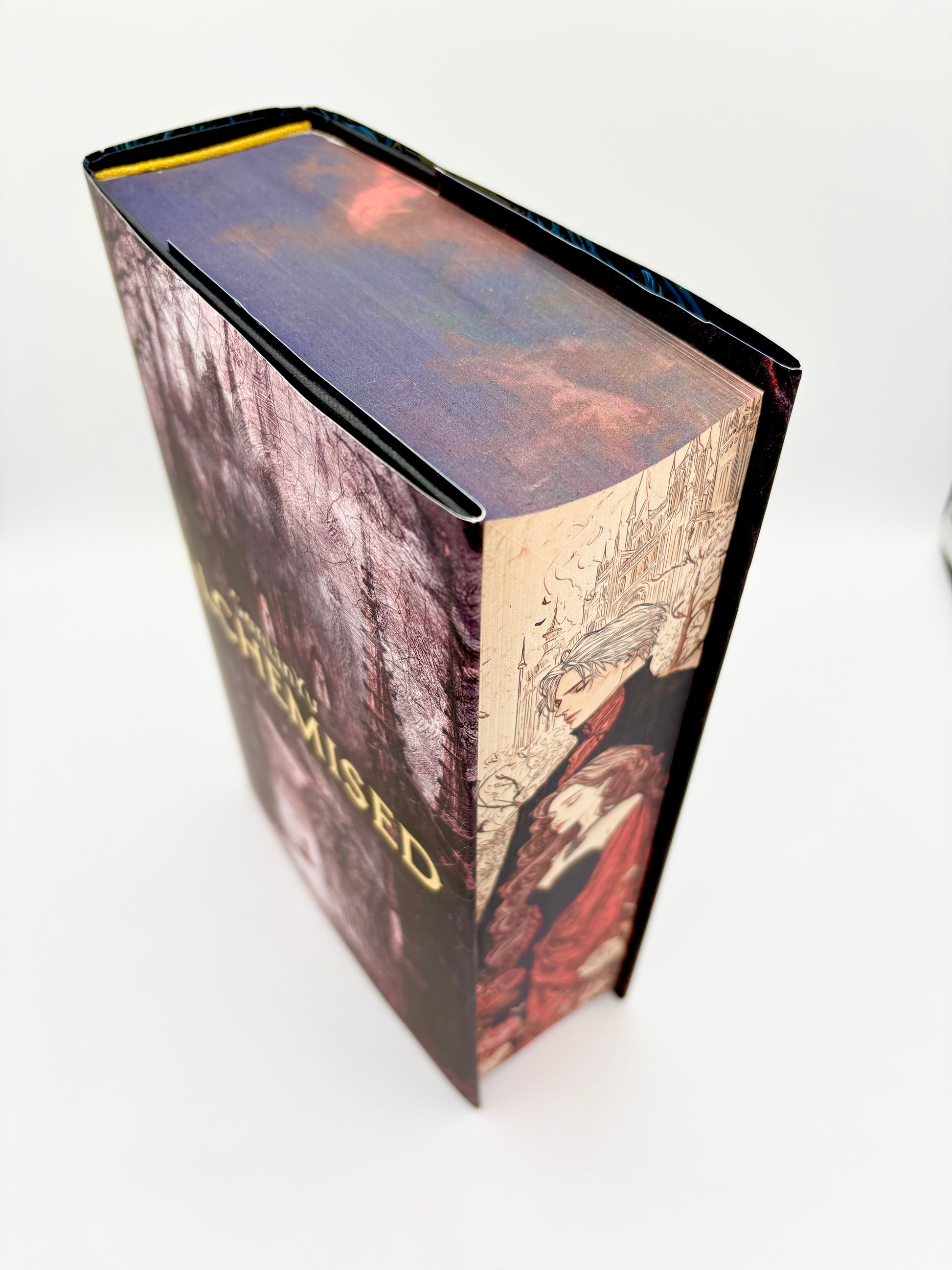 Alchemised cu printed edges - signed by the author - cuplu care sta in fata unui castel, inconjurati de trandafiri