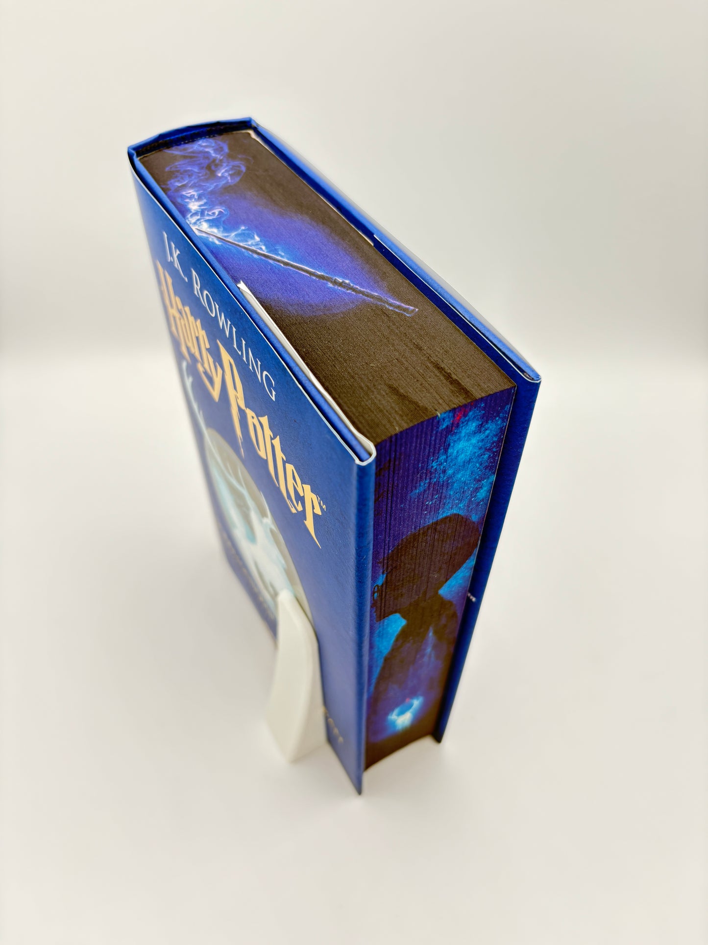 Harry Potter și prizonierul din Azkaban - printed edges - umbra unui baiat vrajitor, cu un cerb stralucitor 