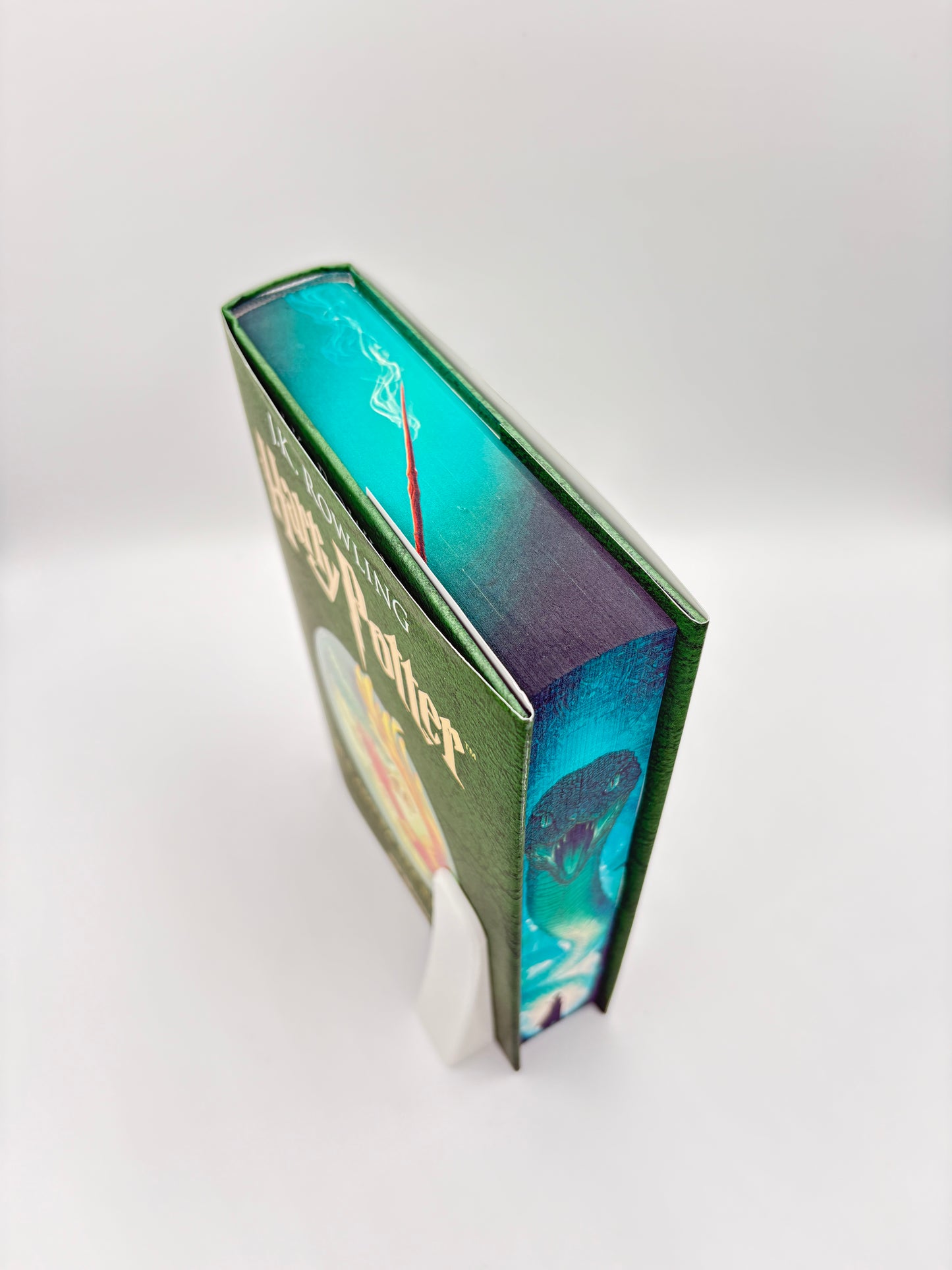 Harry Potter și camera secretelor - printed edges - un basilisc imens, verde, in fata unei siluete negre a unui vrajitor