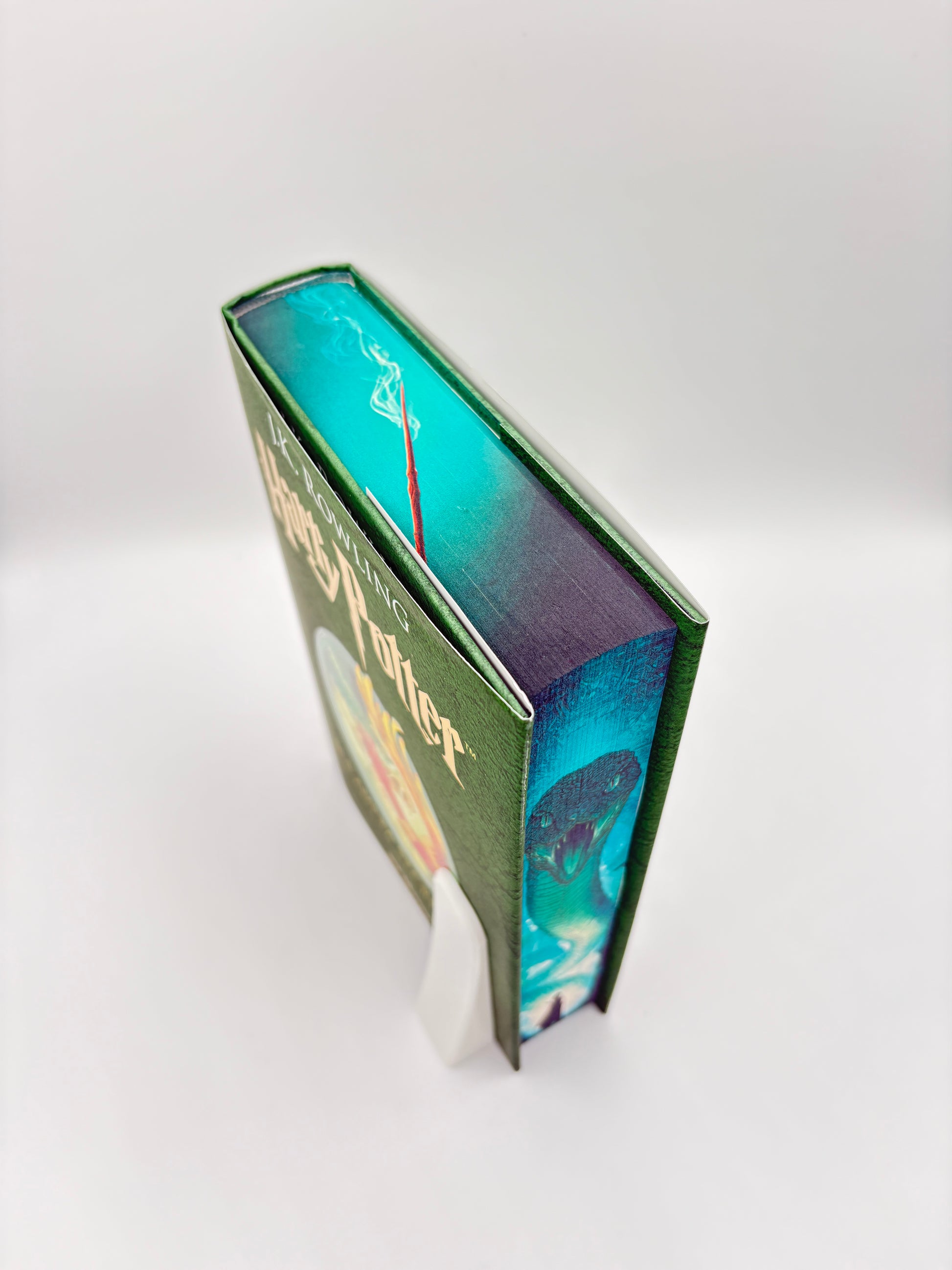 Harry Potter și camera secretelor - printed edges - un basilisc imens, verde, in fata unei siluete negre a unui vrajitor