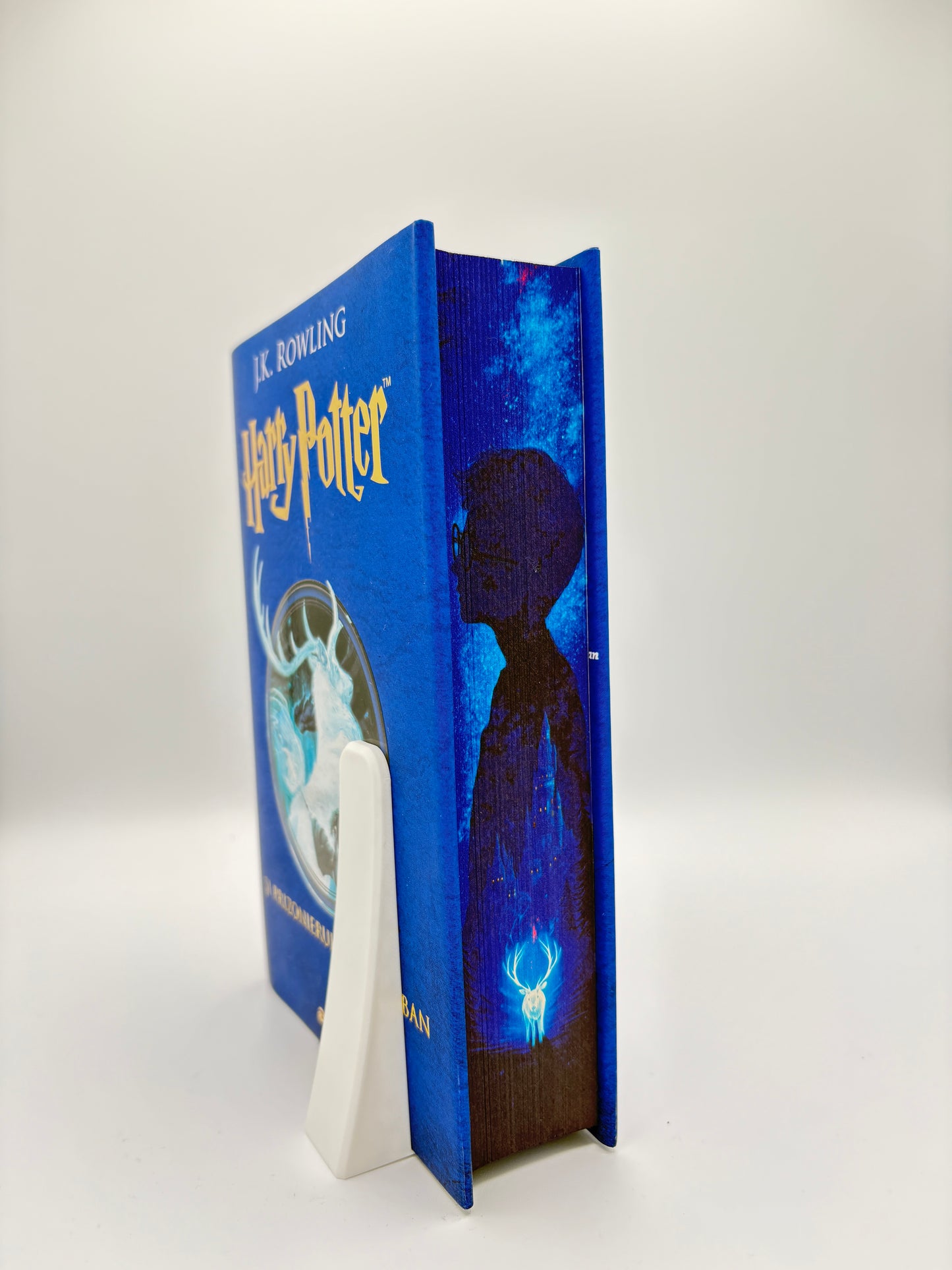 Harry Potter și prizonierul din Azkaban - printed edges - umbra unui baiat vrajitor, cu un cerb stralucitor 