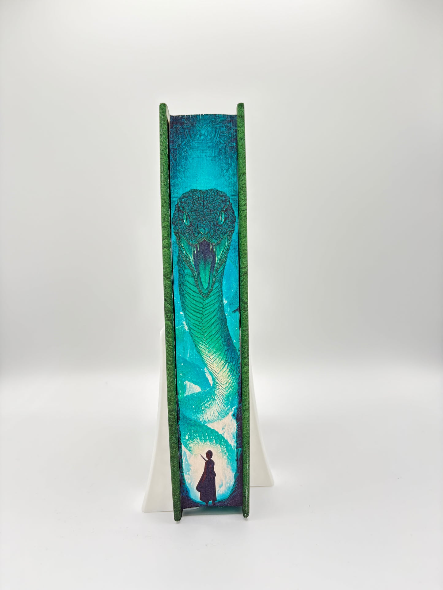 Harry Potter și camera secretelor - printed edges - un basilisc imens, verde, in fata unei siluete negre a unui vrajitor