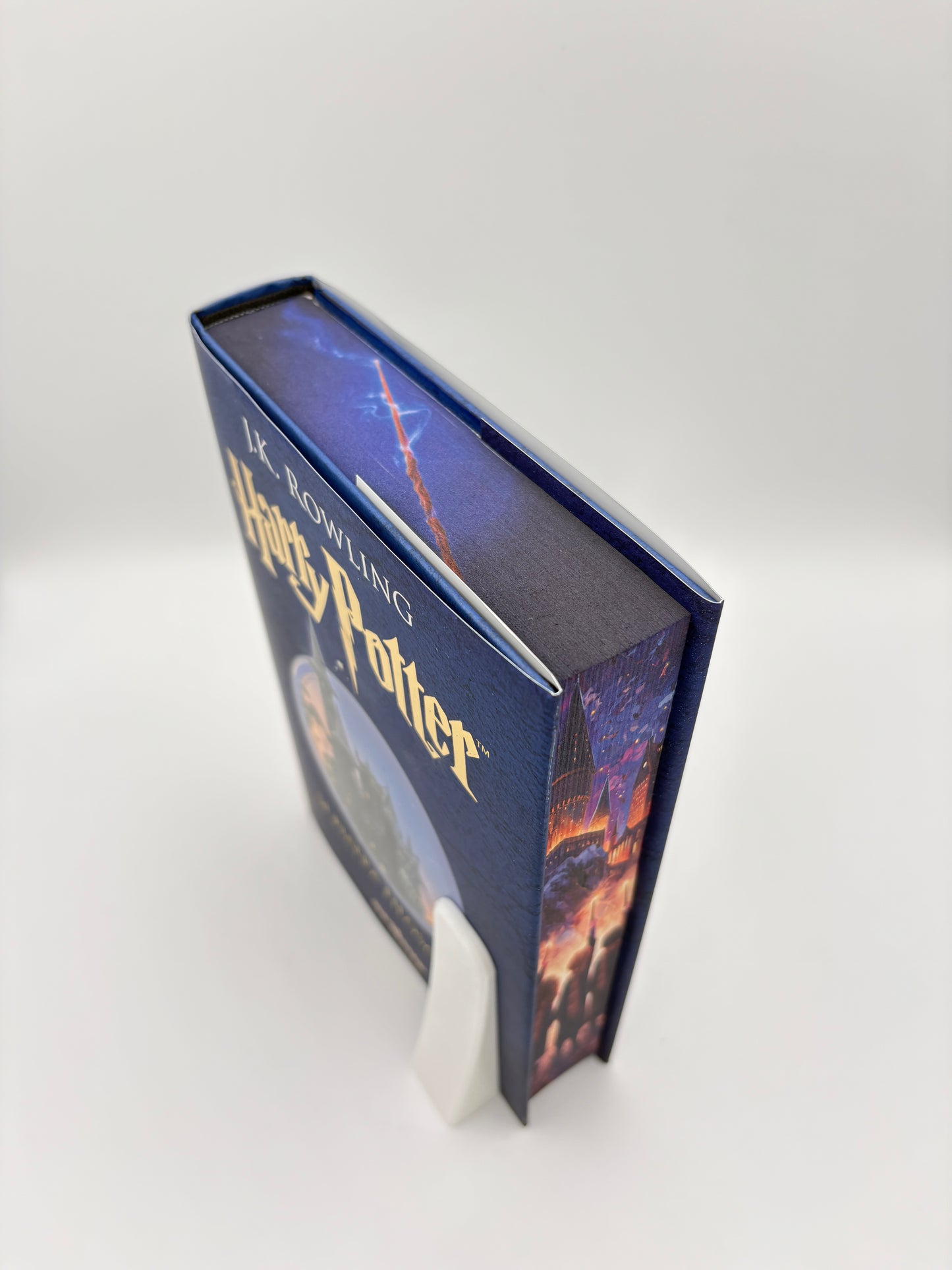 Harry Potter și piatra filosofală - printed edges - 3 copii cu robe de vrajitori si baghete in maini 