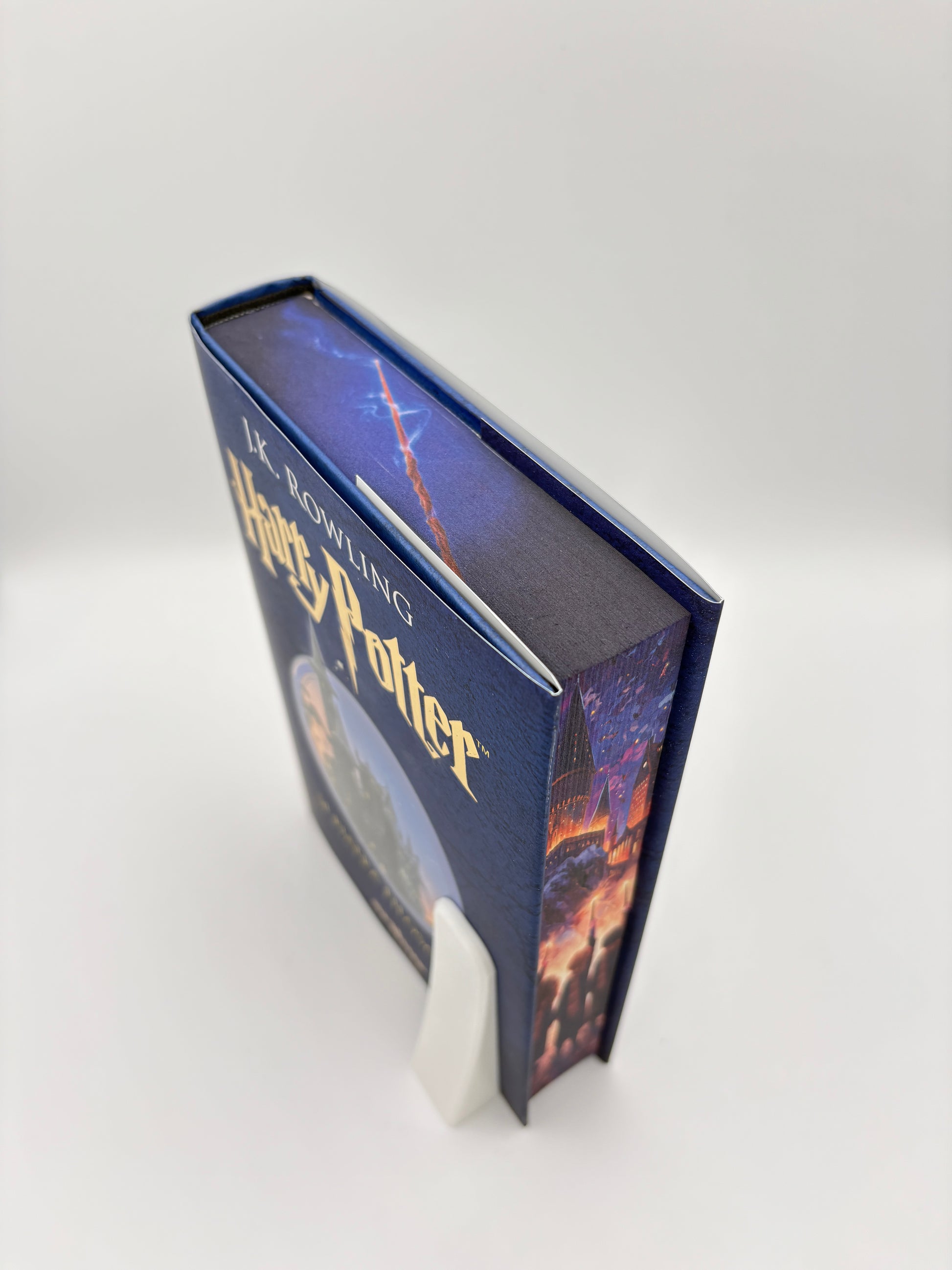 Harry Potter și piatra filosofală - printed edges - 3 copii cu robe de vrajitori si baghete in maini 