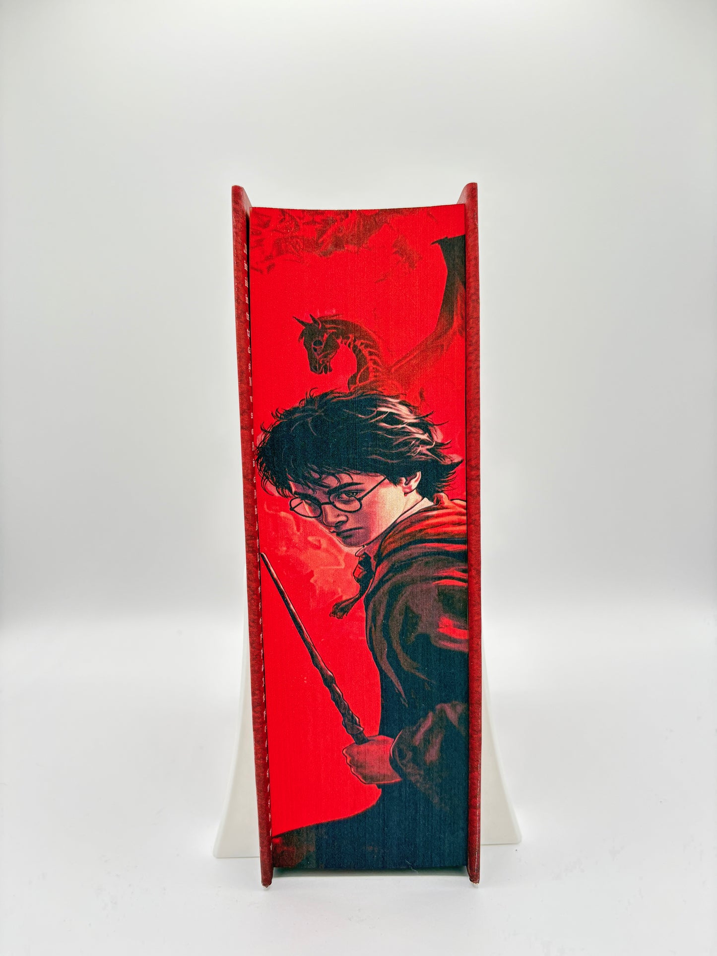 Harry Potter și Ordinul Phoenix - printed edges (vol. 5) - Harry Potter pe fundal rosu