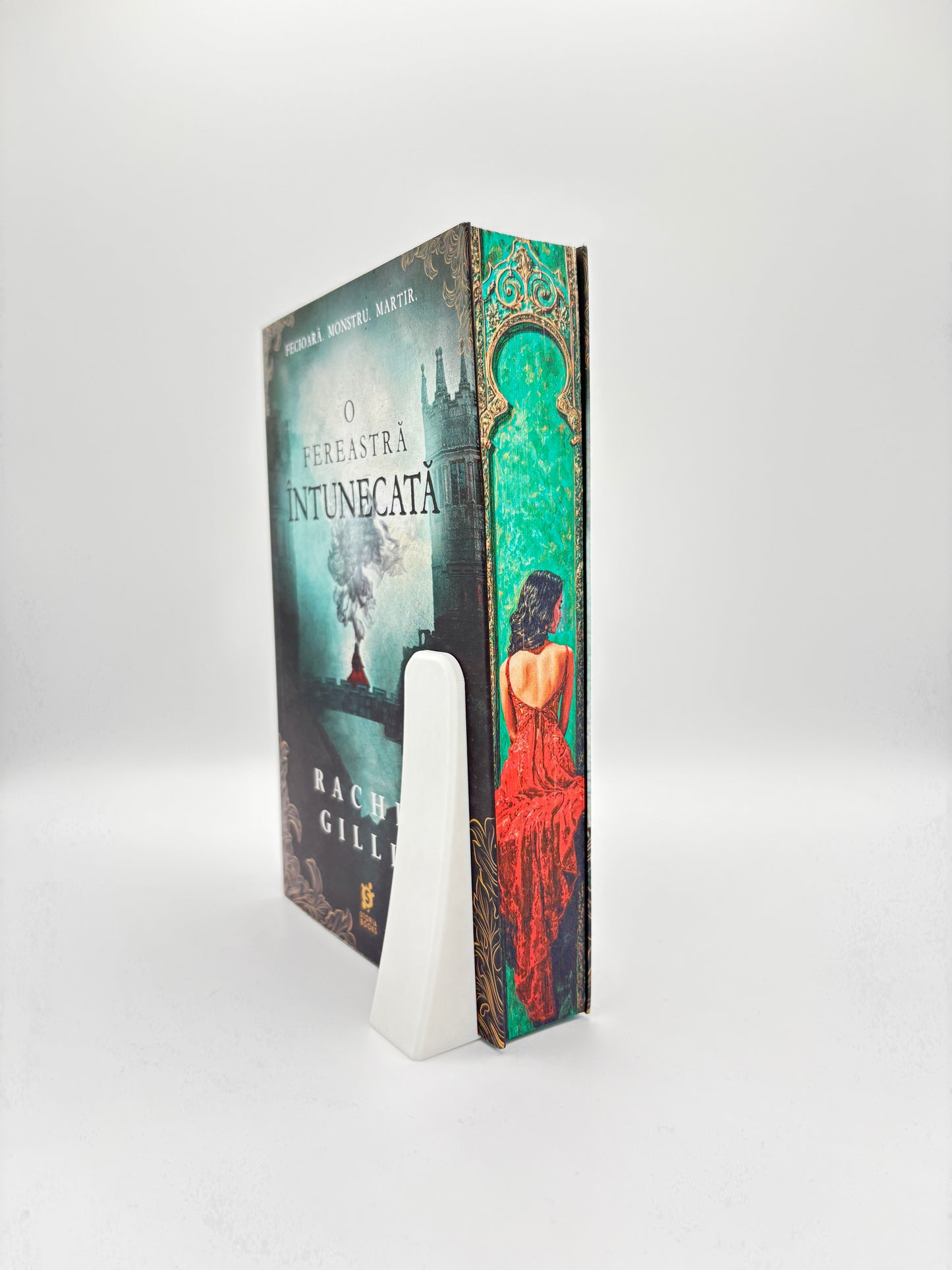 O fereastră întunecată - printed edges