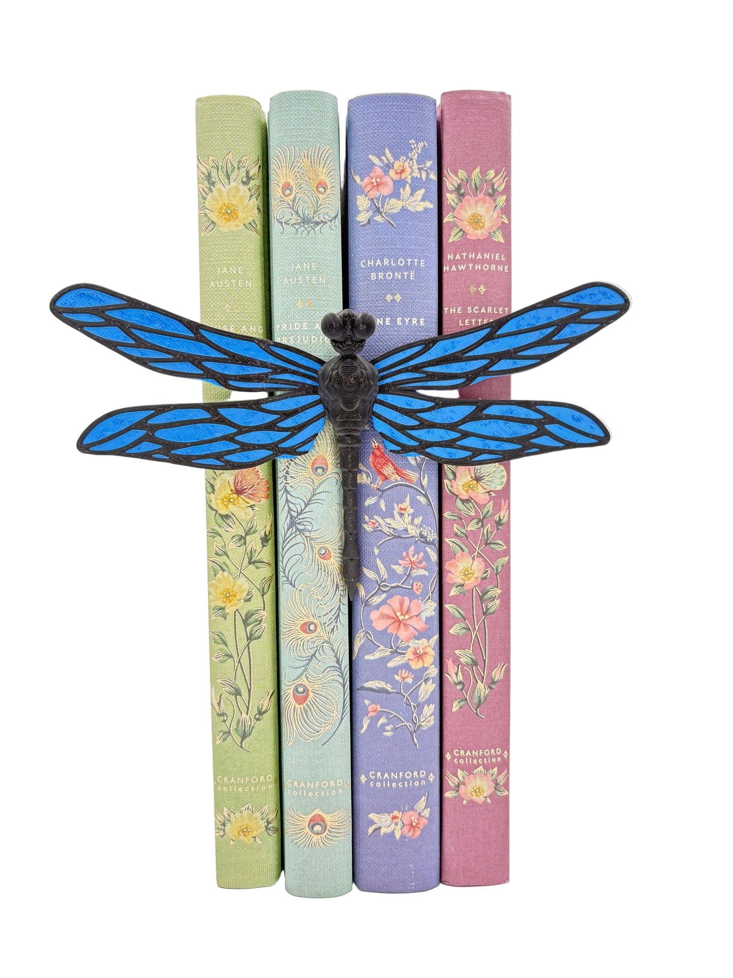 Accesoriu Decorativ Fantasy - Libelula care îmbrățișează cărțile