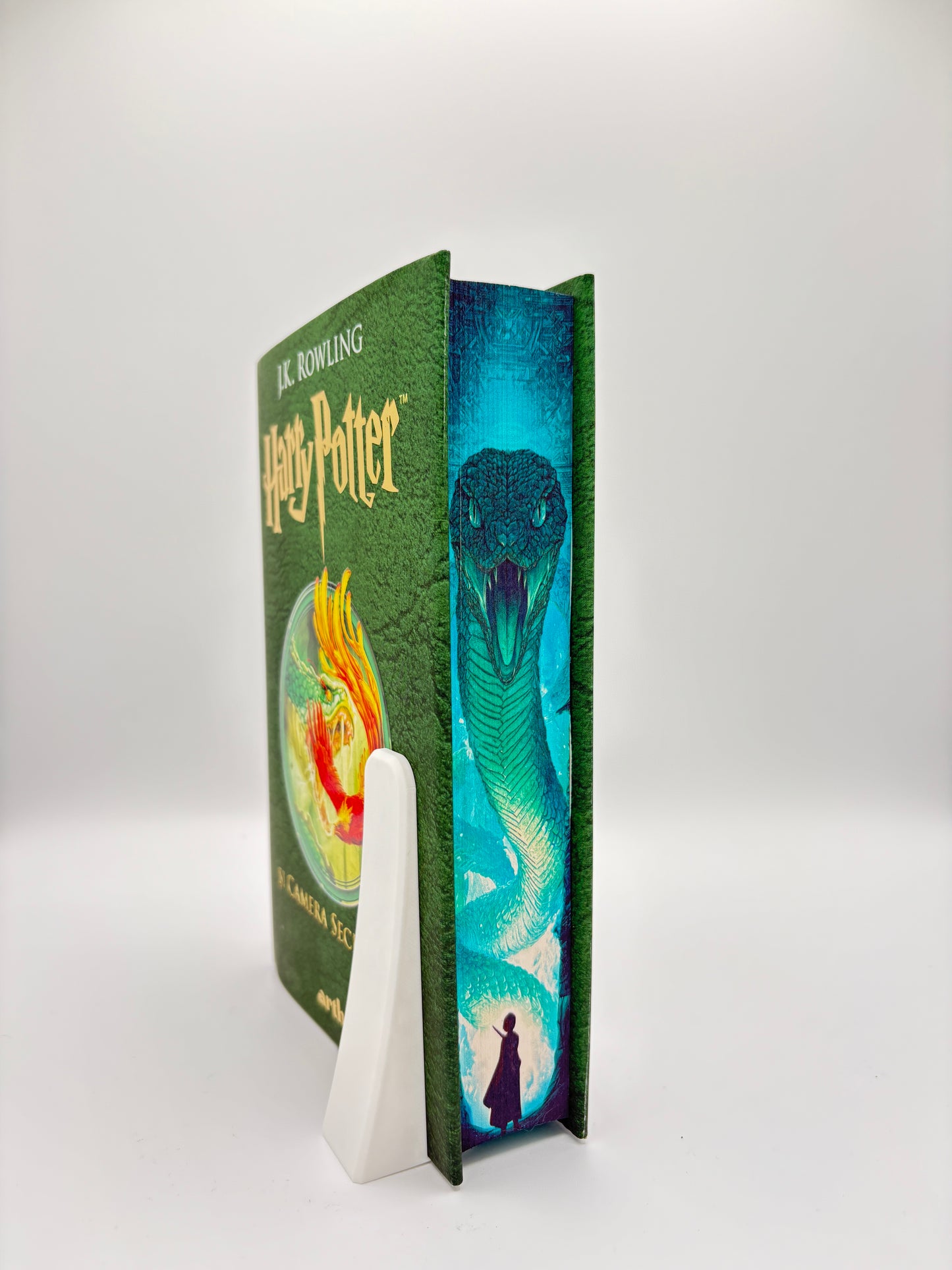 Harry Potter și camera secretelor - printed edges - un basilisc imens, verde, in fata unei siluete negre a unui vrajitor