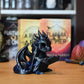 Dragonul Cititor Figurina dragon albastru cu detalii metalice, ținând o carte în labe, decor fantasy pentru bibliotecă sau raft de cărți, perfect pentru iubitorii de lectură și dragoni.