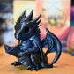Dragonul Cititor Figurina dragon albastru cu detalii metalice, ținând o carte, decor fantasy pentru bibliotecă sau raft de cărți, pe fundal cu cartile seriei A patra aripa