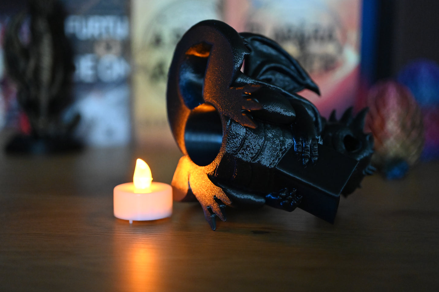 Figurina dragon imprimata 3D iluminată din interior cu o lumânare LED, efect magic și cald, decor fantasy pentru iubitorii de cărți și povești legendare.