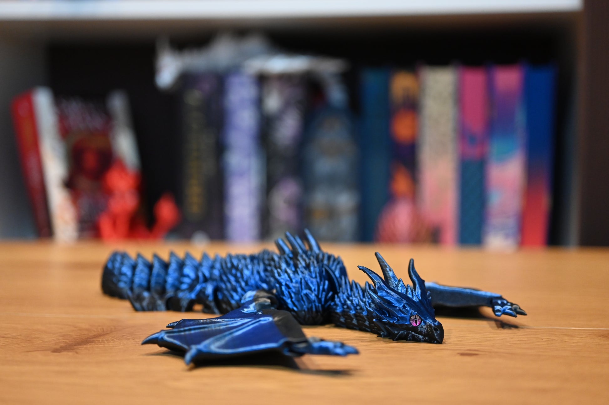 Figurina 3D articulată Figurina dragon albastru metalic articulat, cu ochi violet și detalii realiste, decor fantasy pentru birou sau bibliotecă.