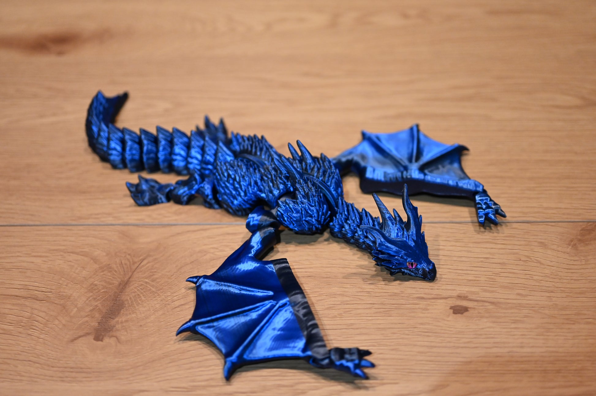 Figurina 3D articulată Figurina dragon albastru metalic articulat, cu ochi violet și detalii realiste, decor fantasy pentru birou sau bibliotecă.