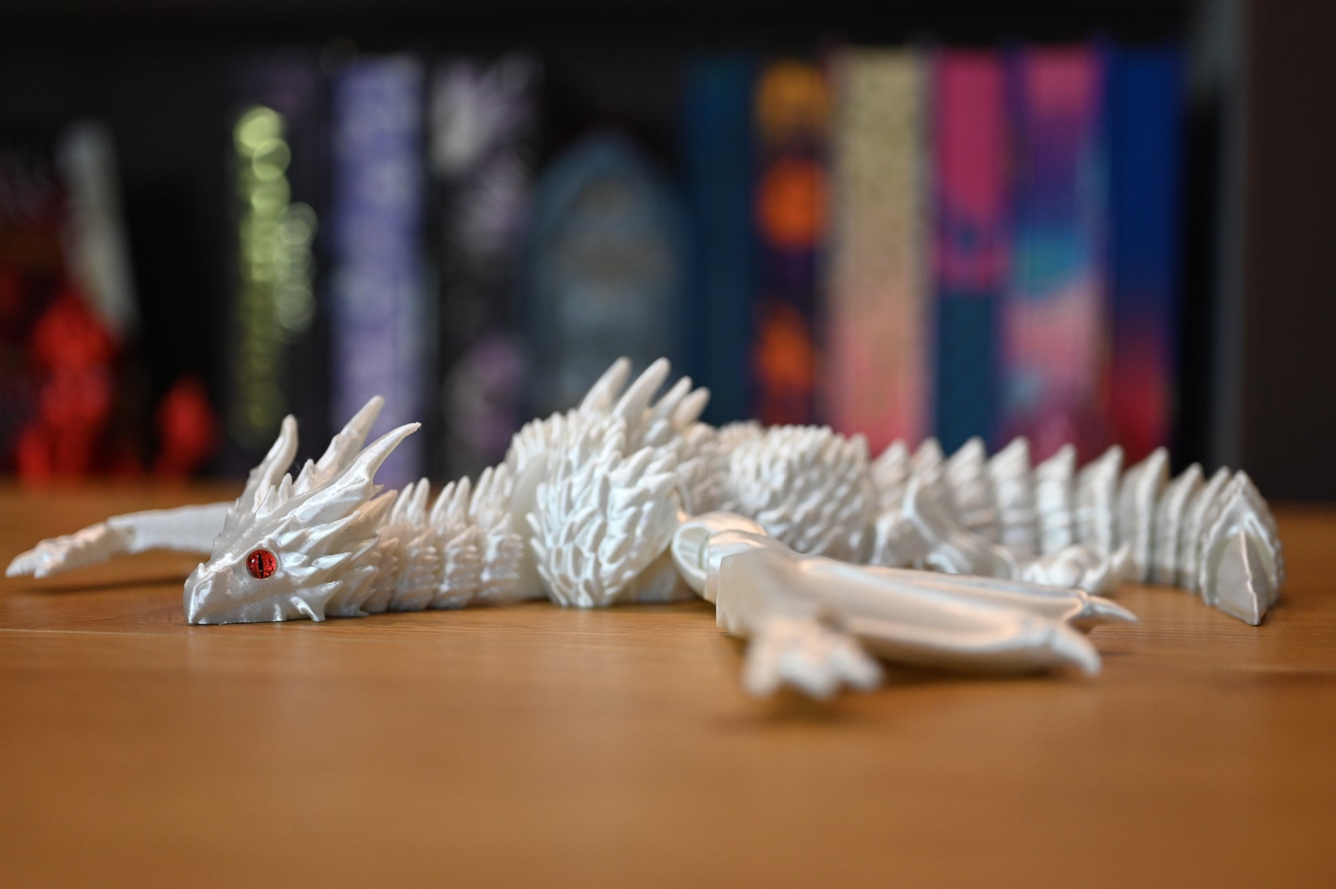 Figurina Figurina 3D articulată dragon alb perlat cu ochi roșii, model articulat imprimat 3D, decor fantasy elegant pentru colecționari.