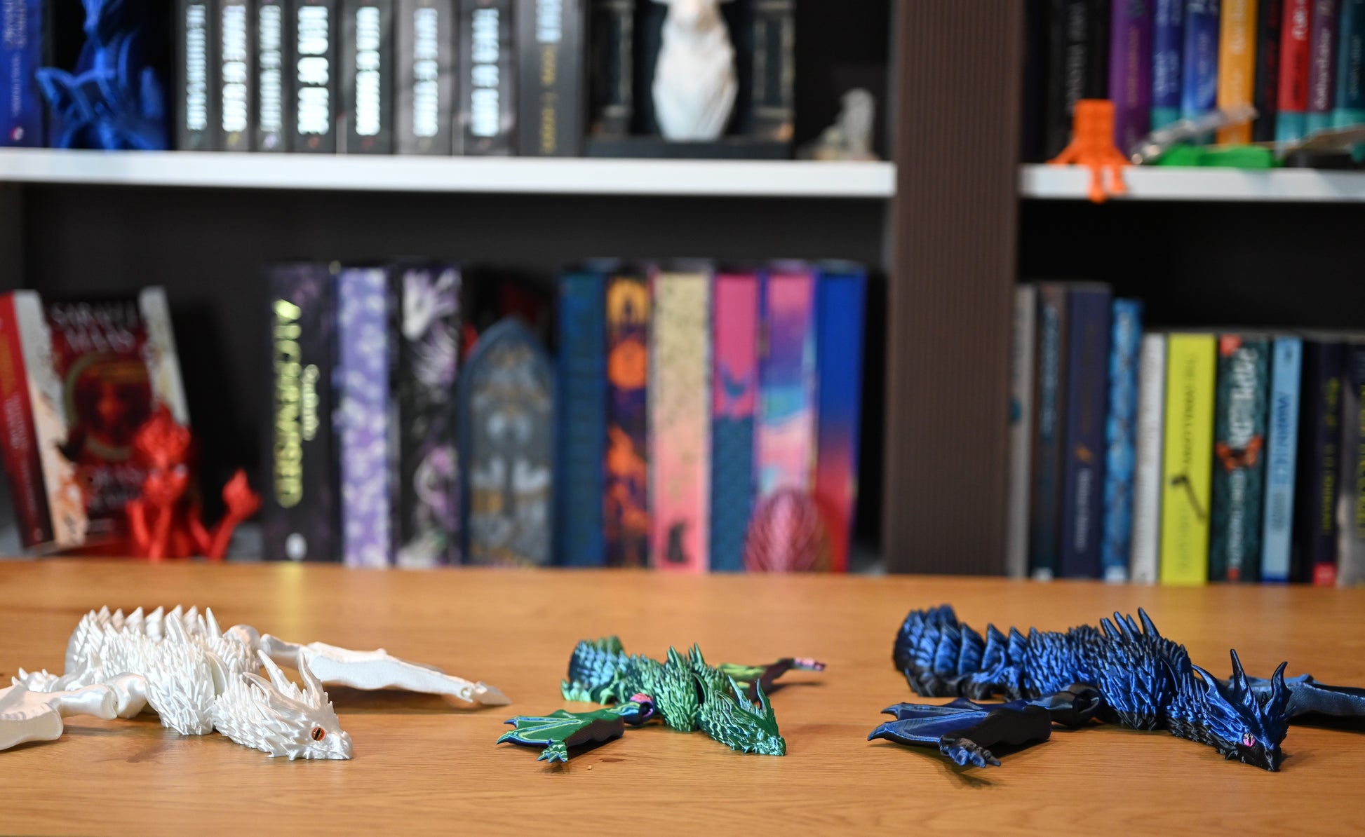 Set de trei dragoni decorativi — alb perlat, verde iridescent și albastru metalic — figuri articulate 3D pentru decor fantasy și colecționari.