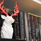 Book nook "Cerbul de jar" cu bust de cerb alb și coarne roșii inflacarate, așezat pe un raft lângă seria Throne of Glass