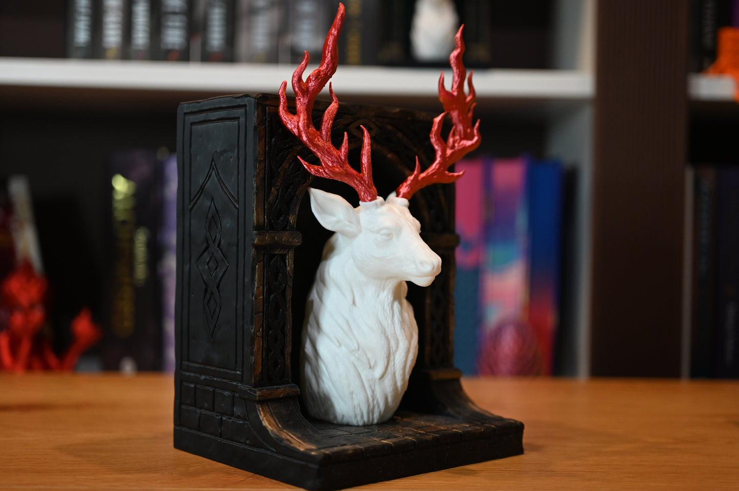 Book nook "Cerbul de jar" și coarne roșii inflacarate,