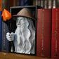 Vrăjitorul Luminii - Book nook Bust 3D al unui vrăjitor inspirat de Gandalf The Grey, cu pălărie și barbă lungă, ținând un toiag cu cristal portocaliu, plasat între volumele colorate ale seriei Harry Potter pe un raft de cărți.